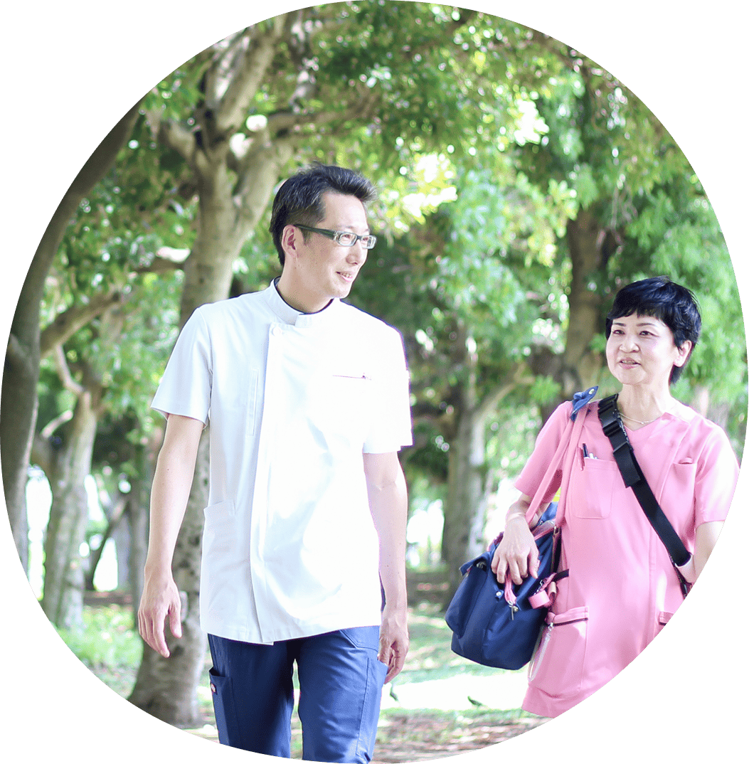 院長と看護師が歩く様子